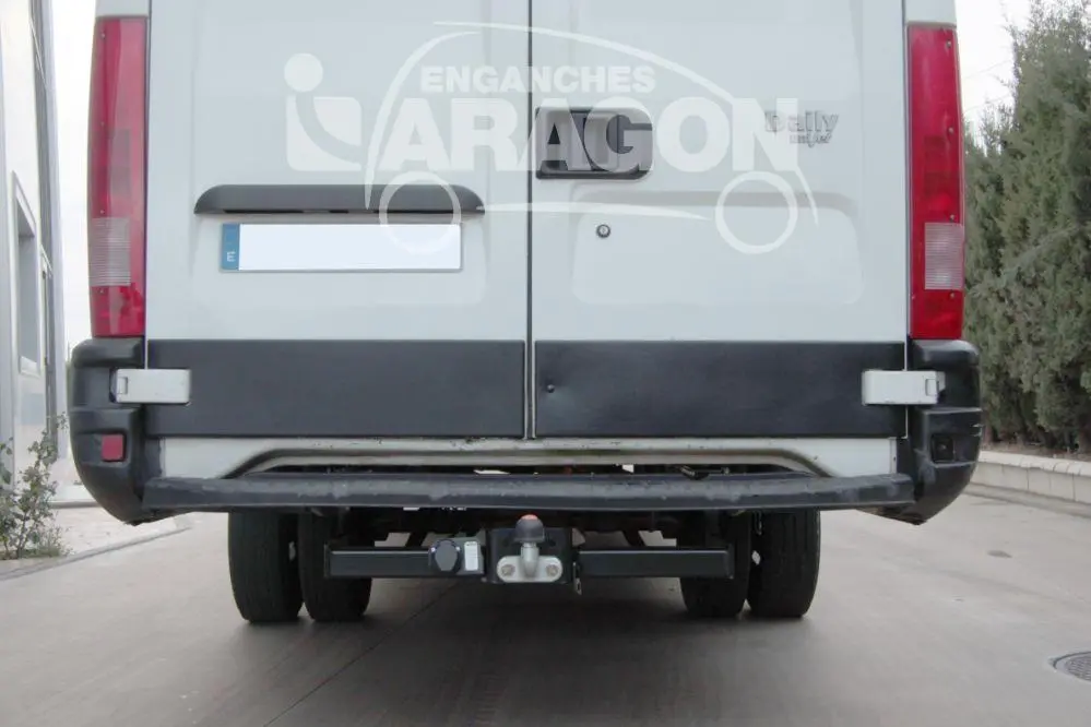 E2700AC-01 Enganche bola placa para IVECO DAILY.webp